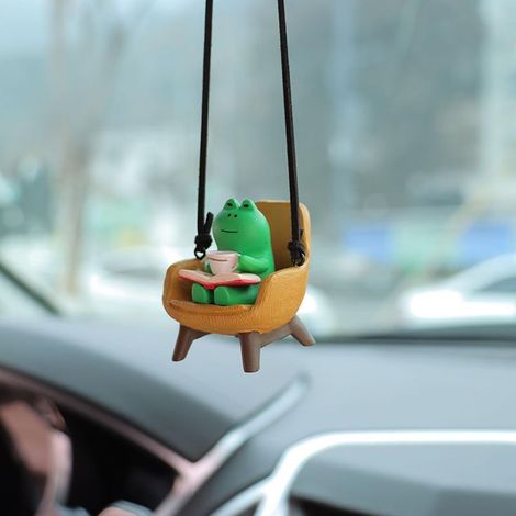 Accessoire de rétroviseur en forme de grenouille, adorable grenouille assise sur un canapé, lisant et buvant du café, décoration de voiture, pendentif. (1/5)