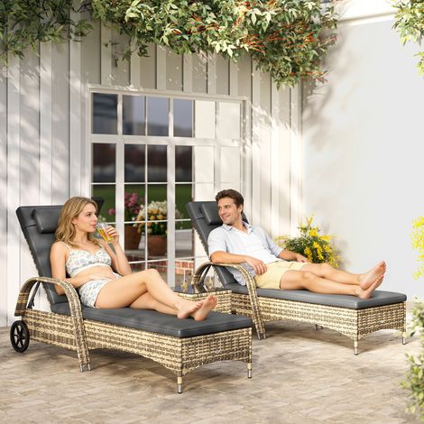 Lot de 2 transats bains de soleil : matelas. têtière. inclinaison réglable roulettes + table basse verre trempé gris foncé