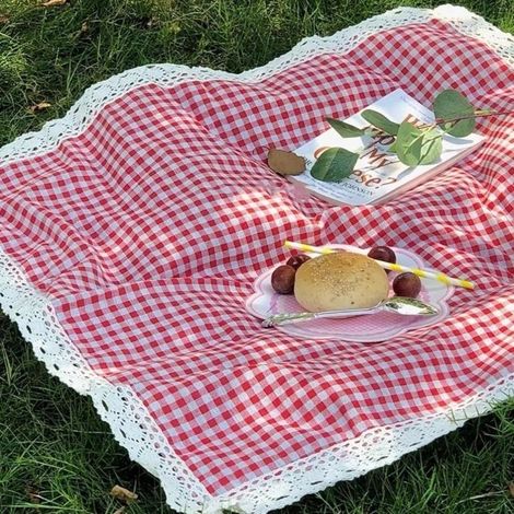 Rote und weiße Picknickdecke mit elegantem Rand, unverzichtbar für den Strand, vereint Farbe und Funktionalität, für ein romantisches Picknick (150 x 200 cm)