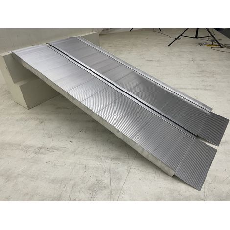 Rampe d'accès en aluminium 400 kg - 1500 x 760 mm - largeur utile 730 mm - Pliante MW Tools ARP20150 (1/3)