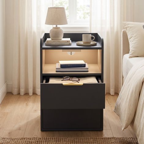 Comodino 40x40x60 cm con stazione di ricarica e LED, 3 cassetti contenitori, mobile per camera da letto in legno, stile moderno, nero (1/5)