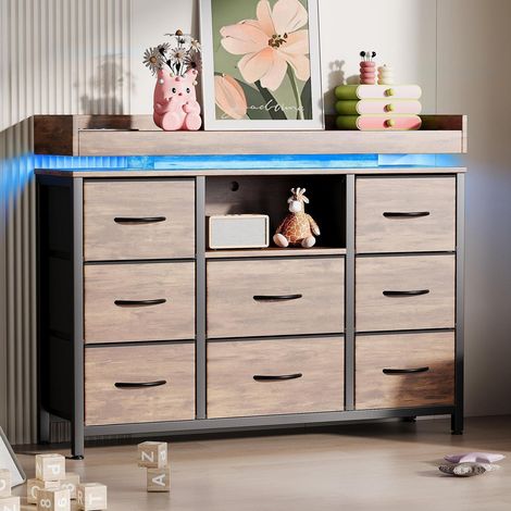 Kommode mit 8 Stoffschubladen, Metallrahmen, LED & USB, Naturholzoptik (1/5)
