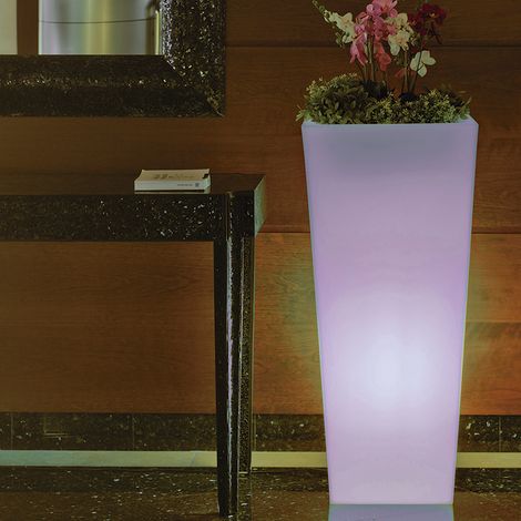 MELISA 50 Fioriera quadrata e alta con luce per piante e fiori molto resistente. Carica solare e batteria ricaricabile. Luce RGB e realizzata in polietilene in Spagna. (1/3)