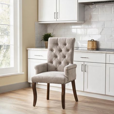 Fauteuil club beige en chenille avec dossier capitonné et pieds (1/5)