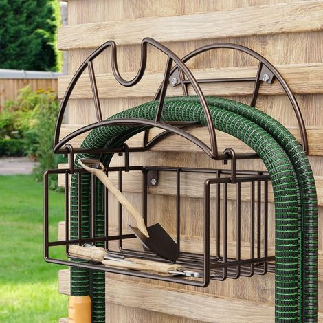Support mural robuste en métal pour tuyau d'arrosage avec panier de rangement pour outils, idéal pour le jardin, la cour ou le garage. (1/5)