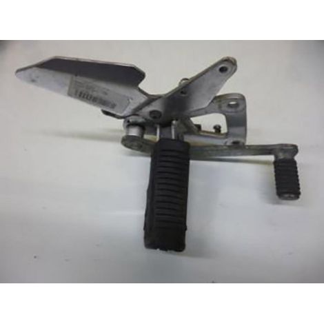 [PRODUIT D'OCCASION] Platine de repose pied pilote droit origine pour moto Suzuki 500 (1/2)
