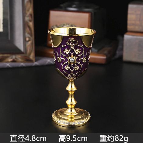 Verre à pied incrusté de diamants (or et violet), exhalant un luxe subtil