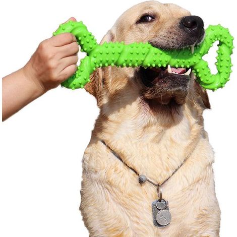 Este resistente juguete para perros,con forma de hueso de 33 cm (13 pulgadas),está hecho de goma dura y tiene un diseño de pelota