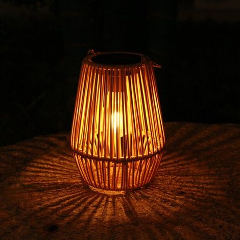 Lot de 2 lanternes solaires pour éclairage extérieur, 18,5 x 15 cm. Lanternes solaires suspendues aspect rotin pour le camping, les terrasses, les jardins, les patios et les vérandas. (1/5)