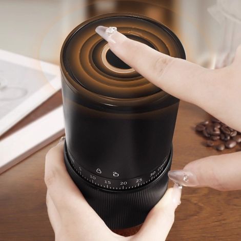 Molinillo de café inteligente para el hogar, se alimenta mediante USB-C y tiene una carcasa de acero inoxidable robusta y duradera. (1/3)