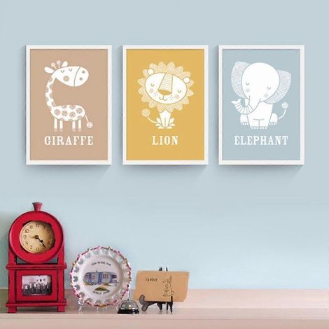 Set aus 3 Leinwandpostern mit niedlichen Cartoon-Tieren im einfachen und niedlichen Zeichenstil zur Dekoration von Wohnzimmer, Schlafzimmer, Büro und Kinderzimmer. (1/3)