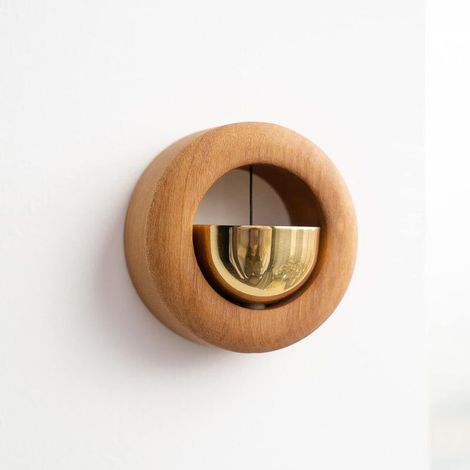 Cloche de commerçant pour ouverture de porte - Teck doré (rond) - Carillon magnétique pour entreprise - Ornements de bureau uniques et décoration à suspendre pour entrée, autocollant de réfrigérateur (1/4)