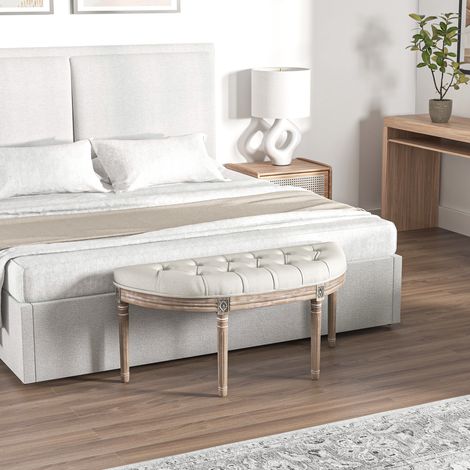 Mobilier Banc bout de lit en forme demi-lune style Louis XVI structure en bois massif sculpté siège en tissu aspect lin - crème (1/4)