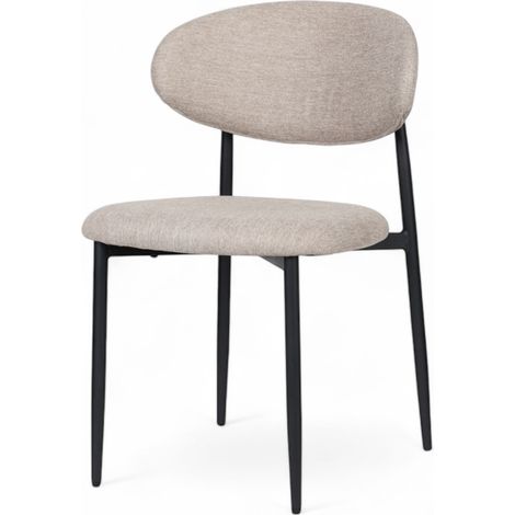 Sedia di design con gambe in metallo nero e seduta rivestita in tessuto color caffè marrone.