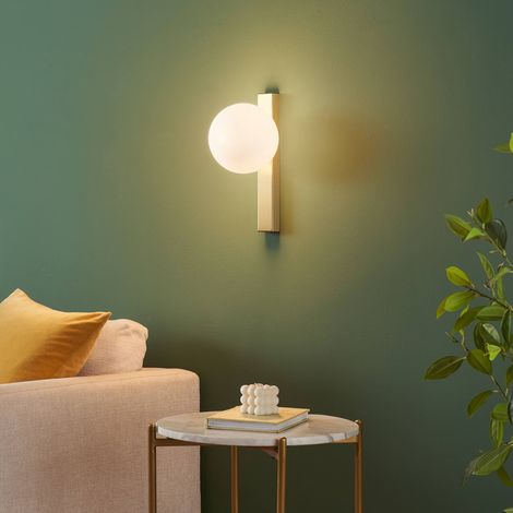 Moderne Wandleuchte mit Glaskugel und feinem Messingsockel - Noava