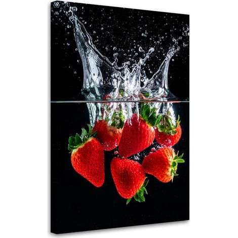 Quadro su tela, Fragole che cadono nell'acqua su sfondo nero - 40x60 (1/2)