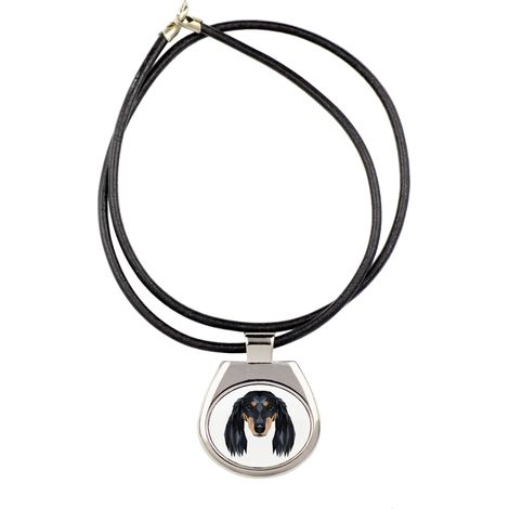 Collana con bassotto a pelo lungo, con foto e iscrizione geometrica, realizzata da Art-Dog. (1/3)