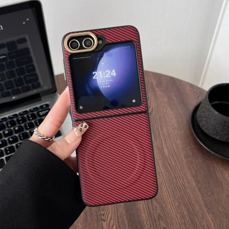 (Rouge, Galaxy Z Flip 7 FE) Étui de téléphone de luxe ultra-fin en fibre de carbone avec bordure souple et chargement sans fil magnétique.