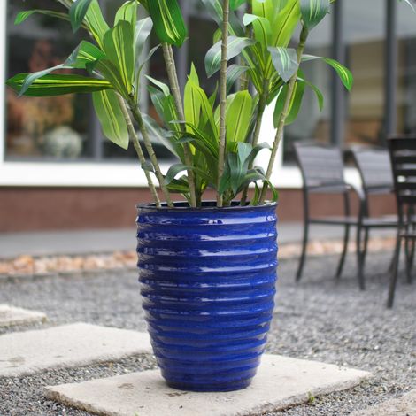 Grand pot de fleurs en céramique artisanale (Ø 42 cm × 54 cm), bleu roi brillant à texture côtelée, respirant, résistant au gel, avec trous de drainage pour grandes plantes d'intérieur et de jardin. (1/4)