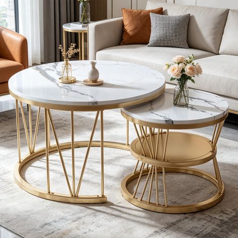 Ensemble de deux tables basses gigognes – plateau en marbre blanc – piètement doré en forme de V – avec étagère de rangement – table basse ronde (1/5)