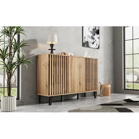 1504095 cm. Meuble de rangement sur socle, table d’appoint pour le salon. Meuble avec trois portes et une largeur importante. Six compartiments de rangement divisés en plusieurs sections. (1/5)