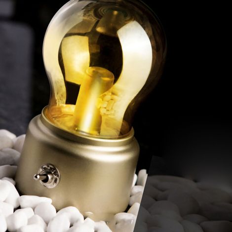 Veilleuse rechargeable USB en forme d'ampoule à lumière continue, lampe de chevet dorée, idéale pour une chambre ou un bureau. (1/4)
