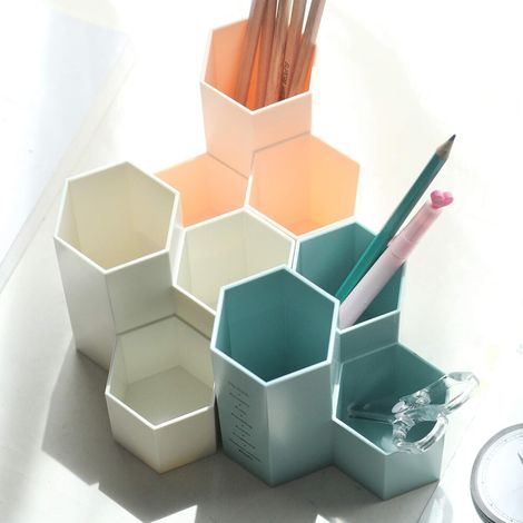 Questo portapenne a tre scomparti è ideale per riporre pennelli da trucco e articoli per ufficio. Realizzato in ABS ecologico, è perfetto per uffici e scuole.