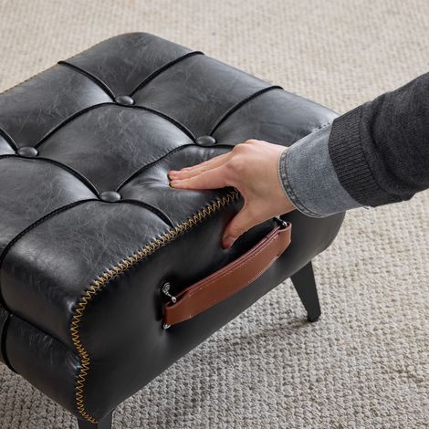 Pouf repose-pieds en cuir noir avec pieds en métal. Support multifonctionnel pour chaussures, idéal salon et chambre. Design épuré, adaptable à tout intérieur. (1/5)