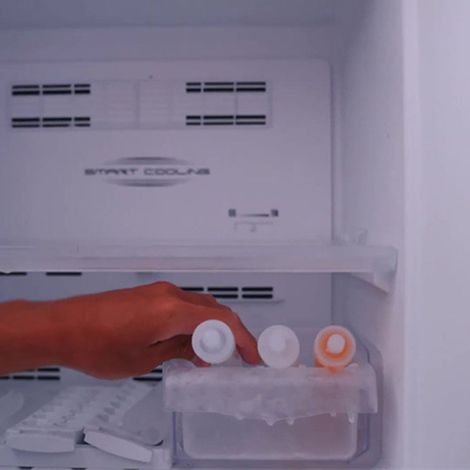 Die Eisstrohhalmmaschine – Hergestellt aus lebensmittelechtem Silikon, eignet sie sich für Milchgetränke, Fruchtsäfte und Colagetränke. (1/5)