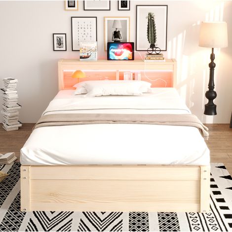 Bett 90x200 cm modern, Holzfarbe, Kiefer/MDF, mit Kopfteilregalen, LED, Steckdose und hydraulischem Stauraum (1/5)