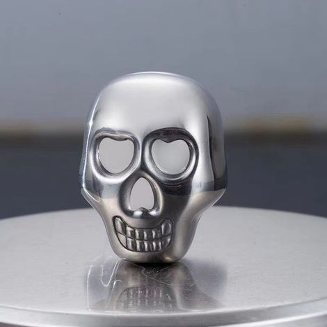 Set mit 4 Edelstahl-Eiswürfeln in Totenkopfform mit Silikon-Eiszange, perfekt zum Kühlen Ihrer Weingetränke. (1/5)