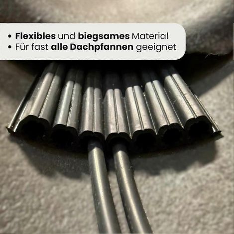 Deux guides-câbles pour toitures solaires (pouvant accueillir jusqu'à sept câbles de 6 mm²) sont utilisés pour le guidage des câbles dans les systèmes solaires à toiture en tuiles. (1/5)