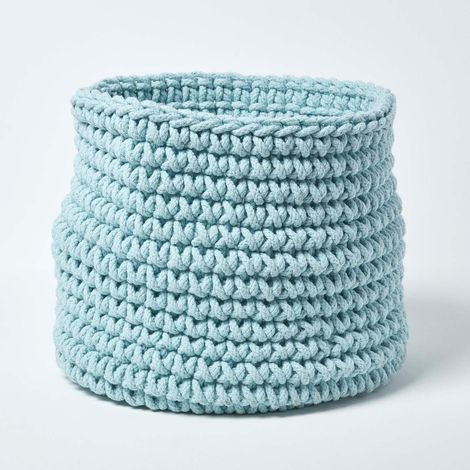 HOMESCAPES Gestrickter Aufbewahrungskorb, 100% Baumwolle hellblau - 42 x 37 cm