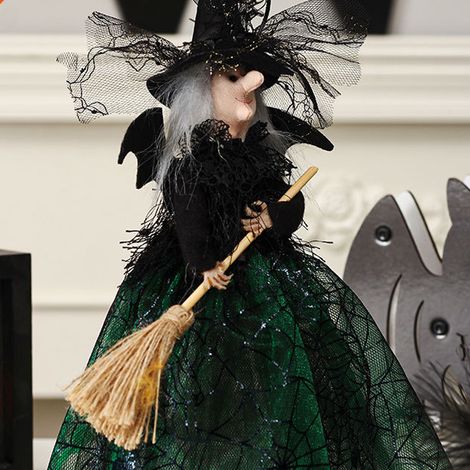 Dekorative Hexenpuppe für Halloween, gekleidet in einem wallenden Rock und mit einem Besen in der Hand, Schreibtischdekoration für Partyaccessoires, grün (1/4)