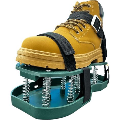 Rasenbelüftungsschuhe mit Spikes an den Sohlen zur Bodenbelüftung. Umweltfreundliche Gartengeräte zur Auflockerung von Rasenflächen.