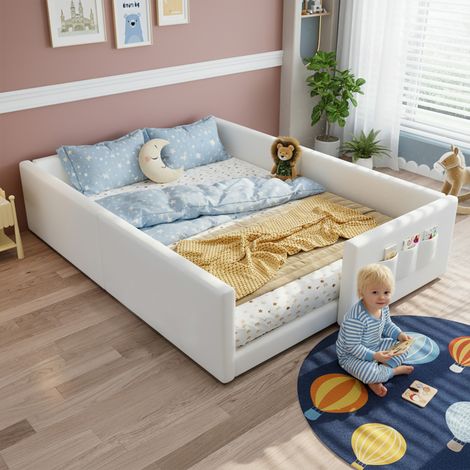 Cama infantil con tapicería de PU blanca, 140x200 cm, con 3 bolsillos de almacenamiento y borde de seguridad.