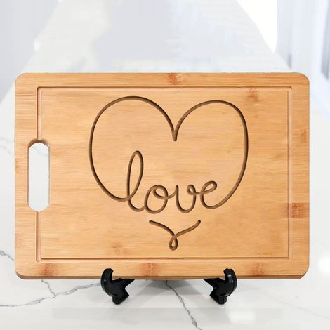 Planche à découper "LOVE" bambou – Cadeau romantique personnalisé (1/5)