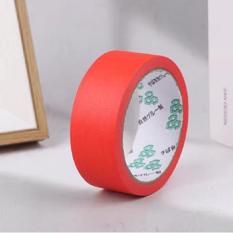 Un rouleau d'autocollants (rouges) Ruban de masquage haute adhérence 35 mm x 20 m, inscriptible pour l'étanchéité de la peinture automobile, papier crépon décoratif, ruban adhésif facile à déchirer. (1/5)