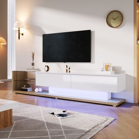 Meubles TV, buffets bas, une combinaison de blanc laqué et de tons boisés. Cloisons vitrées et éclairage LED modulable. Un style champêtre naturel allié à un design moderne. (1/4)
