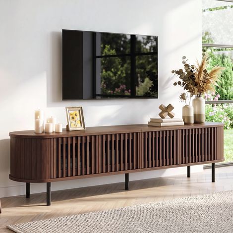 Meuble TV moderne, support bas pour téléviseurs jusqu'à 75 pouces, 4 portes battantes, idéal pour le salon ou la chambre, design ajouré, porte coulissante incurvée, finition noyer, 178 x 39,5 x 49,5 c (1/4)
