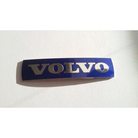 Austausch des Airbag-Emblems am Volvo-Lenkrad. Metallaufkleber und Logo.