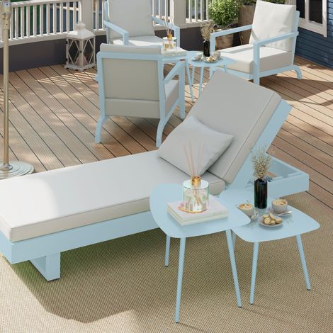 Set aus 2 Garten-Couchtischen, dreieckige Beistelltische zum Zusammenschieben, Stahlgestell, verstellbare Gleiter, hellblau