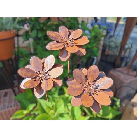 Metallene Gartenstecker mit Blumenmuster und Rostoptik für Blumentöpfe. Natürliche, rostfarbene Stecker mit 3 Blumen.