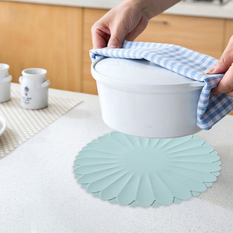 Zwei hitzebeständige Platzsets für heiße Speisen, runde Tischsets mit 30 cm Durchmesser, schlichtes Sonnenblumenmotiv – hellblau. (1/4)