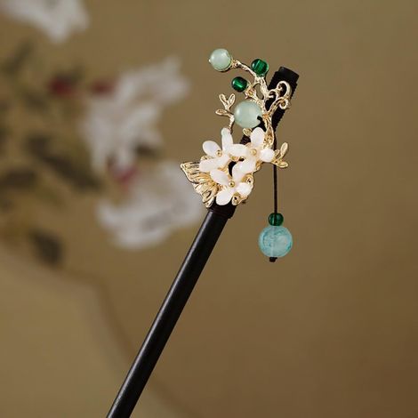 Fourchette à cheveux en bois faite à la main pour femme, ornée de pompons décoratifs, accessoire de coiffure de style bohème (1/4)