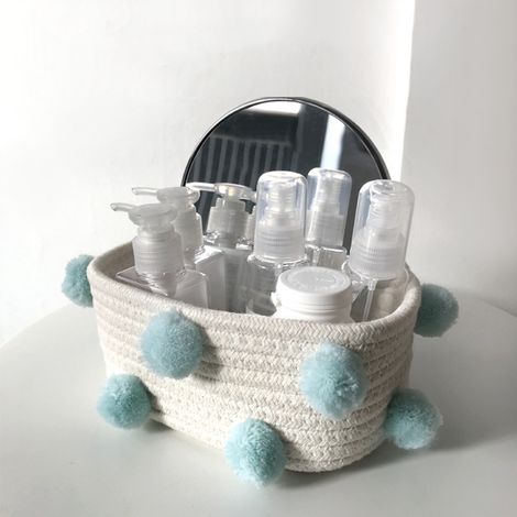 Petit panier de rangement en corde de coton tricotée, style nordique, orné de pompons bleu ciel... (1/5)