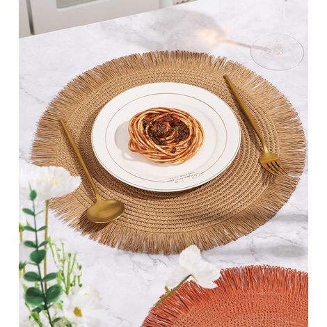 Set aus 4 runden Platzsets im Bohème-Stil mit zarten Quasten. Strapazierfähig, hitzebeständig und rutschfest – ideal für Küche, Esszimmer, Tisch und als Dekoration. 38 cm Durchmesser.