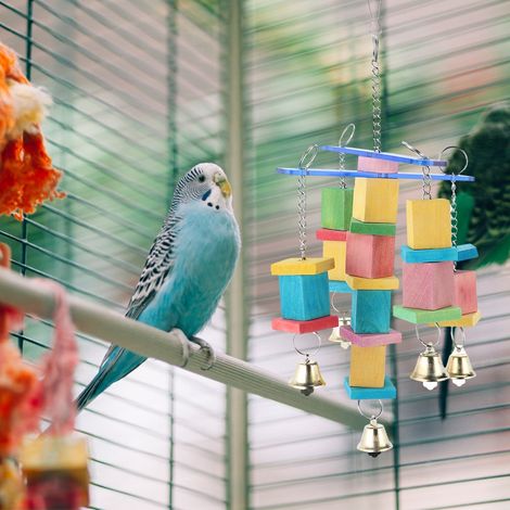 Jouet à mâcher universel en bois et plastique coloré, à suspendre pour décorer une cage de perroquet. (1/5)