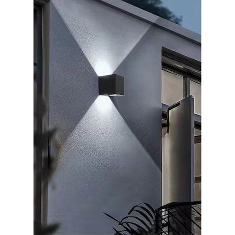 Trade Shop - SCHWARZE WANDLAMPE 22 WATT FÜR DEN AUSSENBEREICH DOPPELTE LICHTAUSSTRAHLUNG IP65 ES66 -