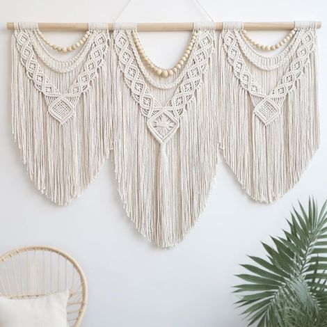 Tapisserie murale bohème en macramé - Grande décoration artisanale en coton ivoire pour salon, chambre et mariages, ornée de perles en bois beiges (1/5)
